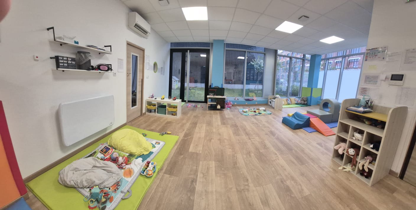 Salle d’éveil lumineuse de la micro-crèche Les Bonnes Bouilles à Lille